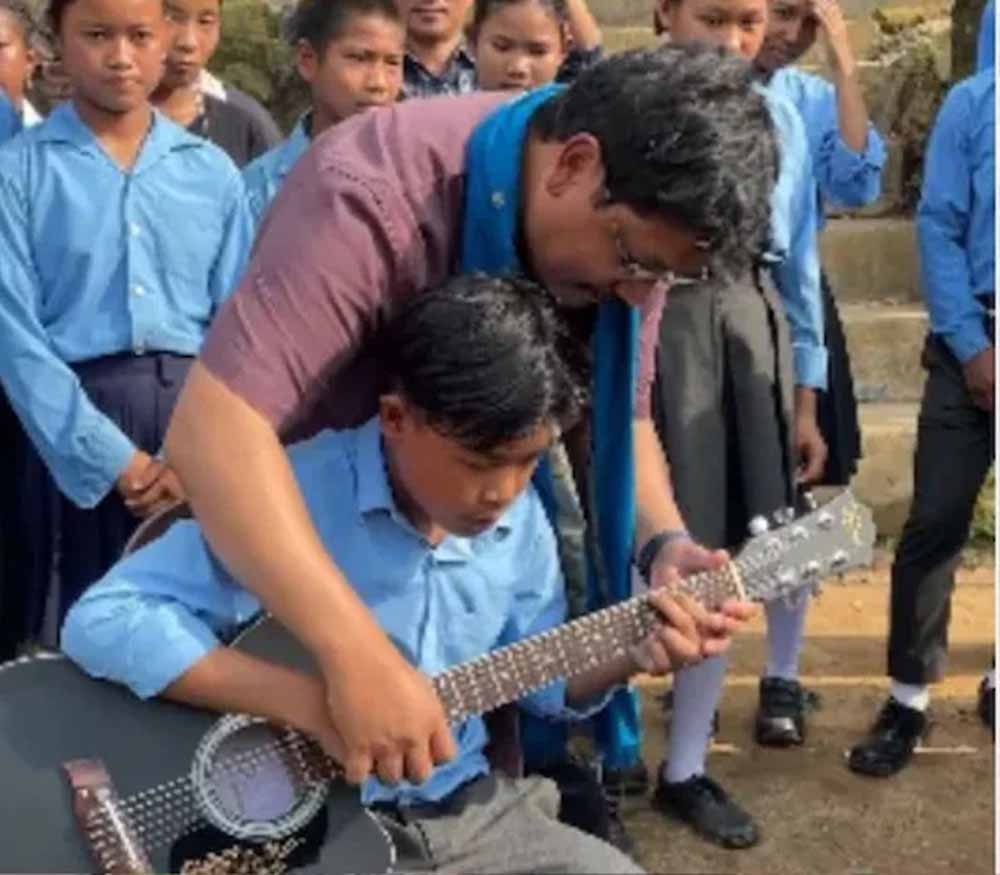 मुख्यमंत्री कॉनराड संगमा ने बच्चों को सिखाया गिटार बजाना, मानवीय रूप लोगों को बेहद पसंद आया 1 sagma1