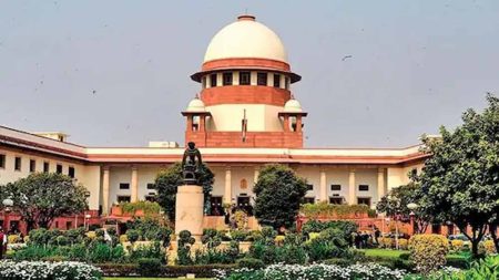 सुप्रीम कोर्ट ने छह कथित पाकिस्तानी नागरिकों को वापस भेजने पर लगाई रोक, नागरिकता के दस्तावेज मौजूद