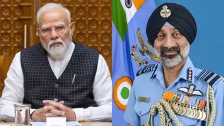 पाकिस्तान से तनाव के बीच वायुसेना प्रमुख एयर चीफ मार्शल ने प्रधानमंत्री नरेंद्र मोदी से मुलाकात की, नेवी चीफ भी कर चुके हैं बात