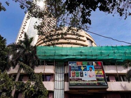 भारत-पाकिस्तान में तनातनी के बीच शेयर मार्केट में गिरावट, सेंसेक्स 207 अंक टूटकर 80,589 पर आ गया