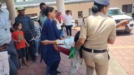 एसपी ऑफिस में हुई जनसुनवाई, पति की प्रताड़ना से 2 छोटे बच्चों के साथ पहुंची महिला ने खाया जहर