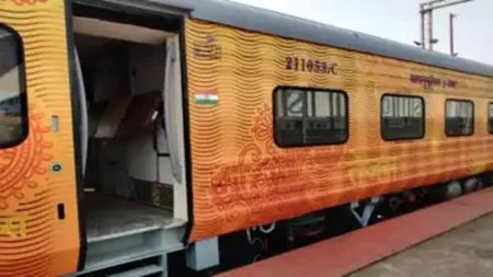 भारतीय रेलवे मुंबई सेंट्रल-राजकोट और मुंबई सेंट्रल-गांधीधाम के बीच सुपरफास्ट तेजस स्‍पेशल ट्रेनें चलाने जा रहा