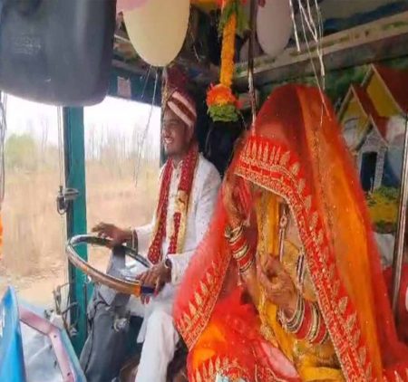 दूल्हे का सपना हुआ पूरा , नहीं देखी होगी दुल्हन की ऐसी विदाई! ट्रक में बैठकर पहुंची ससुराल