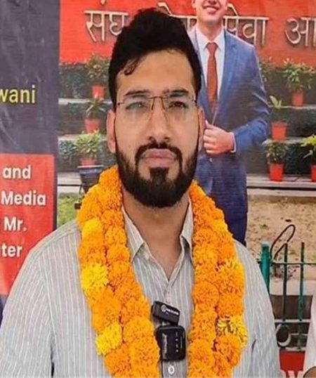 किसान के बेटे को स्कूल ने नालायक समझ कर निकाला था, अब उसी ने पास की UPSC की परीक्षा