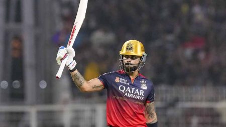 विराट कोहली दुनिया के पहले ऐसे बल्लेबाज बन गए हैं, जिन्होंने टी20 क्रिकेट में एक टीम के लिए 800 चौके जड़े