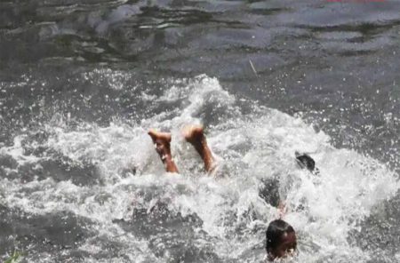 दोस्तों के साथ यमुना में नहाने गए 15 वर्षीय बच्चे को यूं खींच ले गई मौत