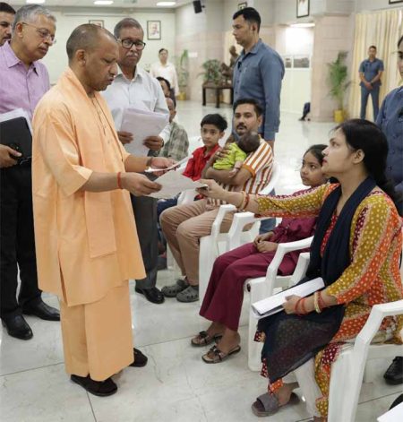 योगी आदित्यनाथ ने 'जनता दर्शन' में एक-एक कर सभी से मुलाकात की और उनका हालचाल पूछा, बच्चों को दुलारा