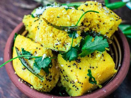 स्पंजी और टेस्टी ढोकला बना सकते हैं घर पर