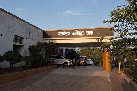सागर जिले में भाड़े पर शिक्षक रखने के आरोप में पांच शिक्षकों को कलेक्टर के आदेश पर बर्खास्त किया गया