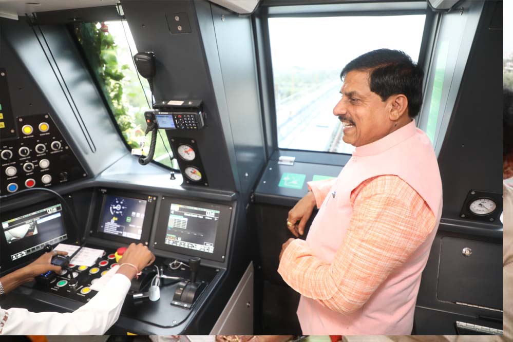 CM यादव ने कहा है कि इंदौर शहर के विकास की रफ्तार को अब मेट्रो ट्रेन का साथ मिल गया 1 1A 2