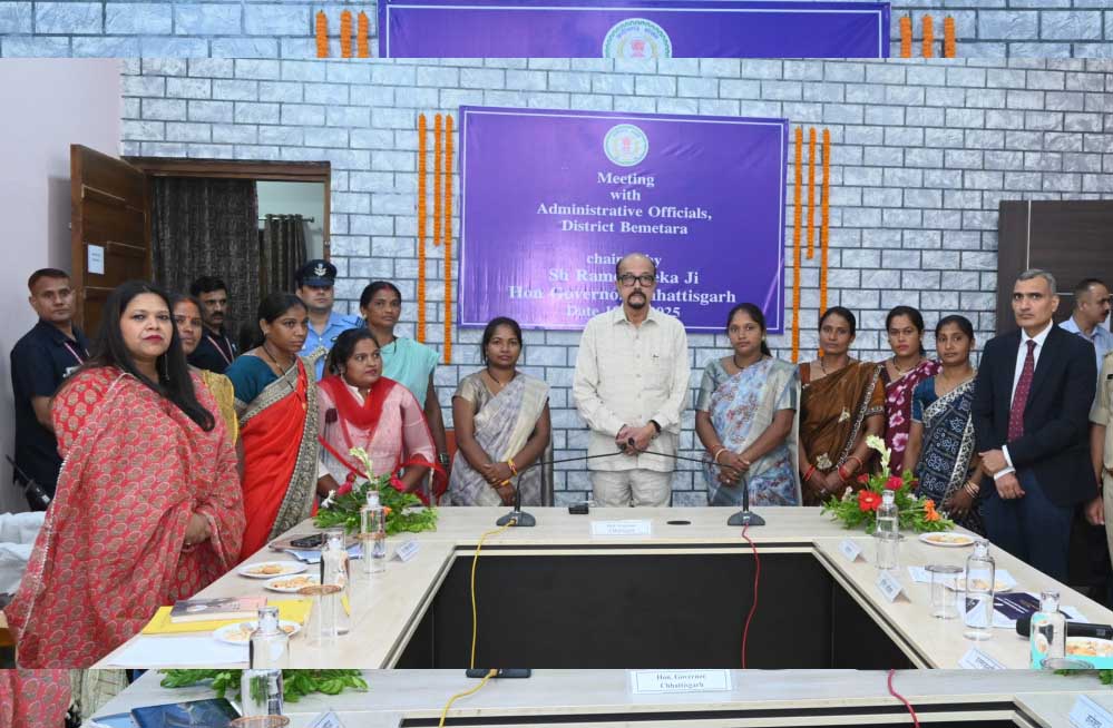 राज्यपाल डेका ने गोद ग्राम टेमरी में संचालित योजनाओं की जानकारी ली 1 20A 10