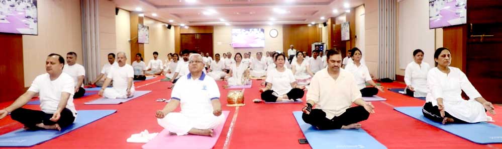 राजभवन में 11वां अंतर्राष्ट्रीय योग दिवस कार्यक्रम, योग के विभिन्न आसनों का हुआ अभ्यास 1 21A 1