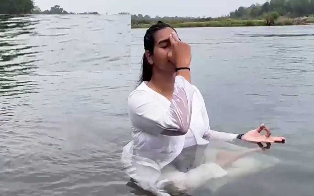 योग एक्सपर्ट श्वेता ने किया एक्वा योग, बताया सामान्य और पानी में योगाभ्यास में क्या अंतर 1 21A 131