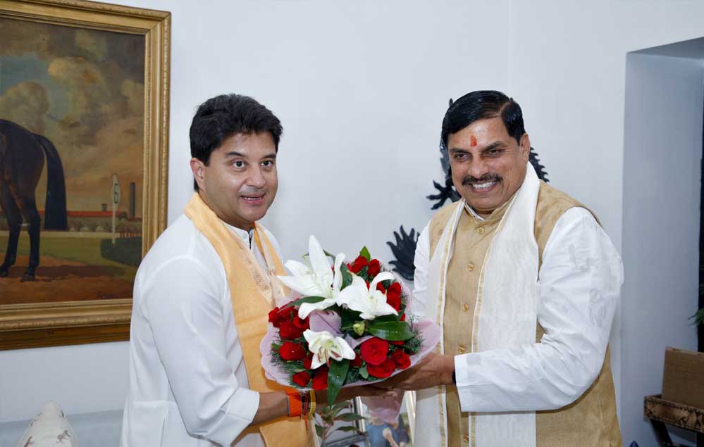 मुख्यमंत्री यादव ने आज मंत्री सिंधिया से उनके नई दिल्ली स्थित आवास पर आत्मीय की मुलाकात 1 23A 138