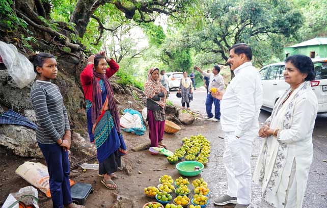 मुख्यमंत्री डॉ. यादव ने इन सभी बच्चों को रोज स्कूल जाने और मन लगाकर पढ़ाई करने की मनुहार की 1 23A 8