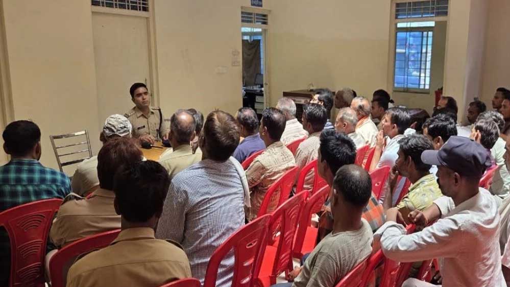 शिवपुरी में स्कूली छात्रों की सुरक्षा को ध्यान में रखते हुए यातायात निरीक्षक ने ऑटो ड्राइवरों की बैठक ली 1 25 A 52 1