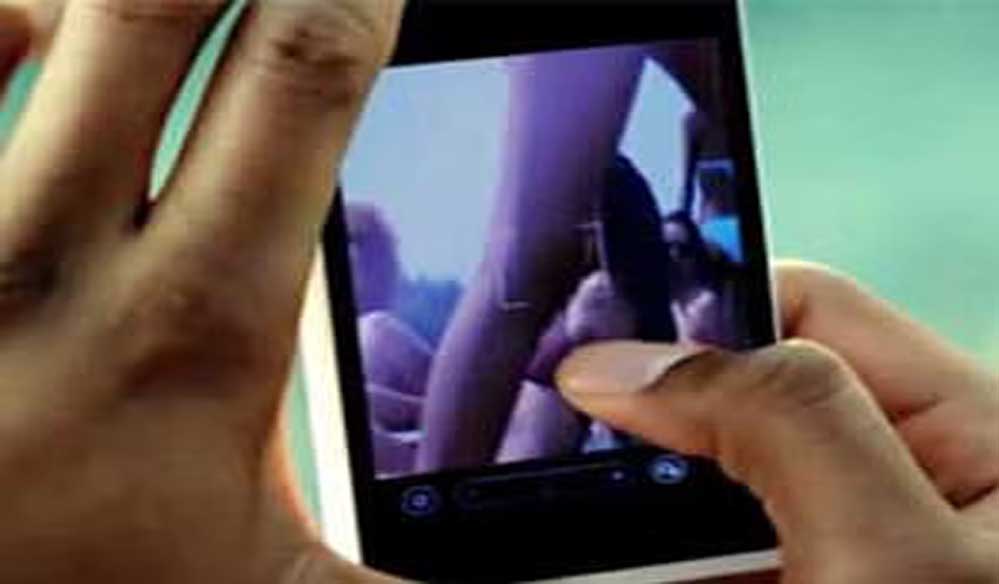 पति ने पत्नी का नहाते हुए बनाया अश्लील वीडियो, रुपये नहीं देने पर कर दिया वायरल 1 30A 13