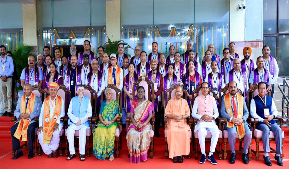 बरेली में सीएम योगी ने द्रौपदी मुर्मू का वेलकम किया, शिवराज सिंह चौहान ने भांजे-भांजियों को प्रणाम किया 1 30A 131