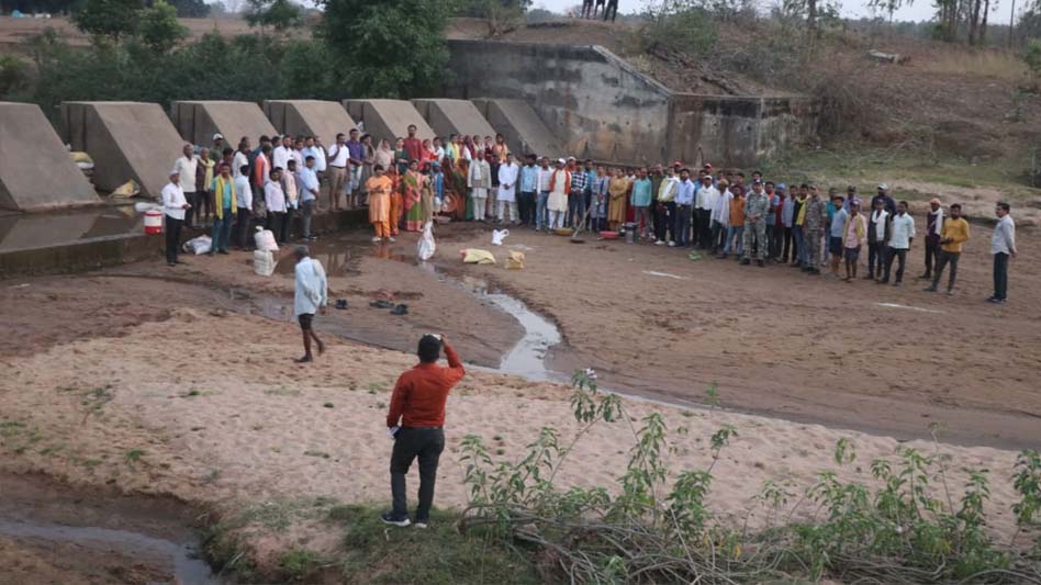 ग्रामीणों को नर्मदा नदी के किनारों को पर्यावरण सरंक्षण के उद्देश्य से साफ सफाई की शपथ दिलाई जा रही 1 4A 99