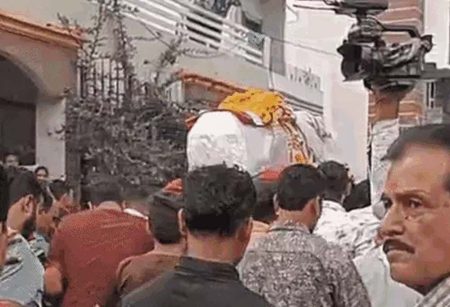 ट्रांसपोर्ट कारोबारी राजा रघुवंशी का बुधवार को देर शाम अंतिम संस्कार कर दिया गया