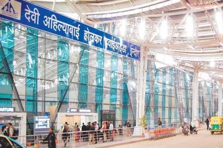 इंदौर में विमान में तकनीकी खराबी , बिना सूचना के कैंसिल हुई जबलपुर उड़ान, यात्रियों ने किया जमकर हंगामा