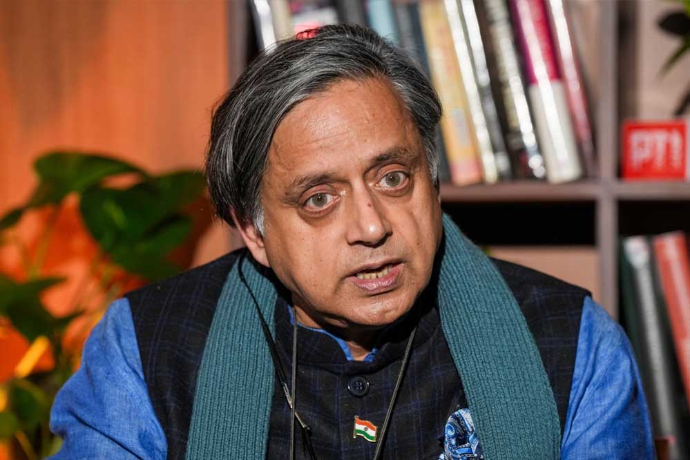 थरूर ने कहा , 'जब तक पाक आतंकवाद की भाषा का इस्तेमाल करता रहेगा, हमें वही भाषा बोलने में कोई परेशानी नहीं 1 Shashi Tharoor 4A 23 1