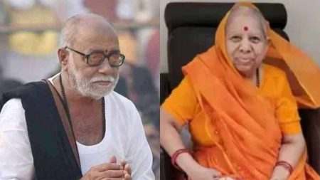 मुरारी बापू पर भी कुछ इसी तरह के आरोप लग रहे, पत्नी के निधन के 3 दिन बाद कथा करने पहुंचे, बोले- सूतक में ठीक नहीं