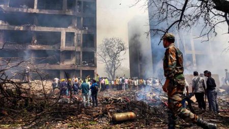 एयर इंडिया के विमान के दुर्घटनाग्रस्त होने के बाद राहत और बचाव अभियान के लिए, सेना-NDRF की टीम और डॉक्टर तैनात