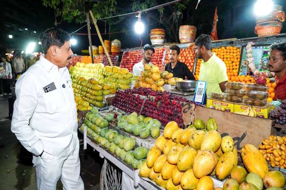 सीएम बिना सुरक्षा दल के पहुंचे बाजार, आम लोगों के बीच लिए फल 1 11A 48