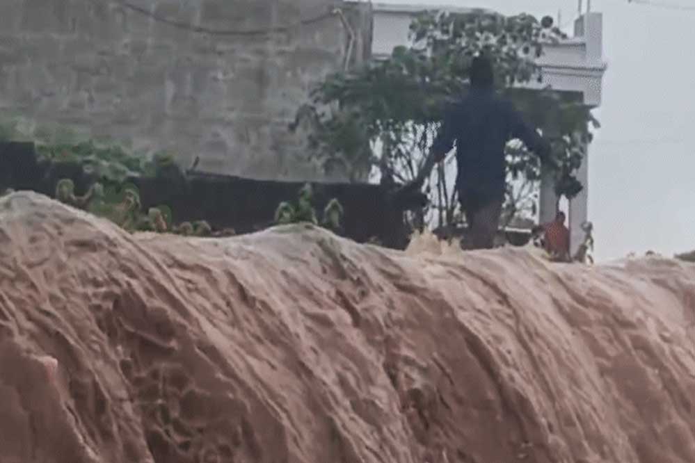 भारी बारिश से आलीराजपुर में 5 घंटे की बारिश में उर नदी उफनी, सतपुड़ा डैम के 5 गेट खुले 1 16A 135