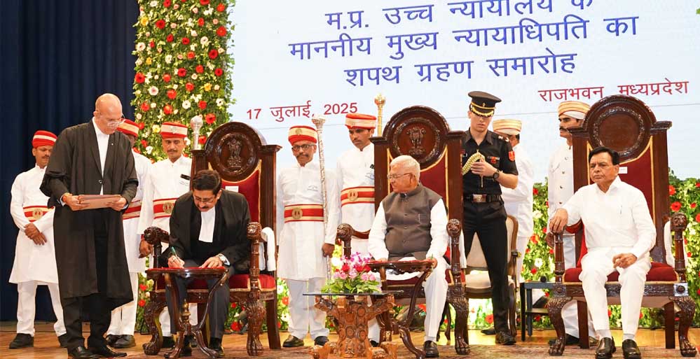 मुख्यमंत्री डॉ. यादव ने चीफ जस्टिस न्यायमूर्ति संजीव सचदेवा को दी बधाई 1 17A 174