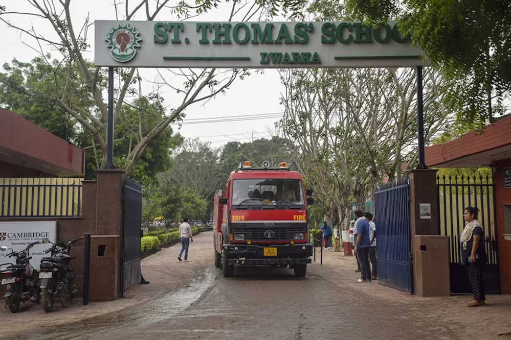 दिल्ली के 20 और बेंगलुरु के 40 स्कूलों को बम की धमकी, जांच में जुटी एजेंसियां, अलर्ट जारी 1 18A 18