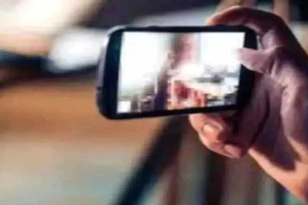 जीजा के मोबाइल में पत्नी का अश्लील वीडियो देख उड़े होश, बहनोई पर गंभीर आरोप 1 18A 54