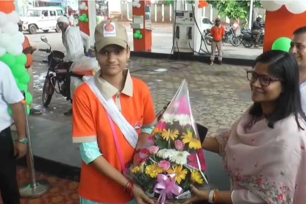 नवाचार ‘शक्ति दीदी’ से जुडकर जरूरतमंद महिलाएं बखूबी ढंग से पुरुषों की तरह फ्यूल डिलेवरी वर्कर की जिम्मेदारी संभाल रही 1 2A 59 1