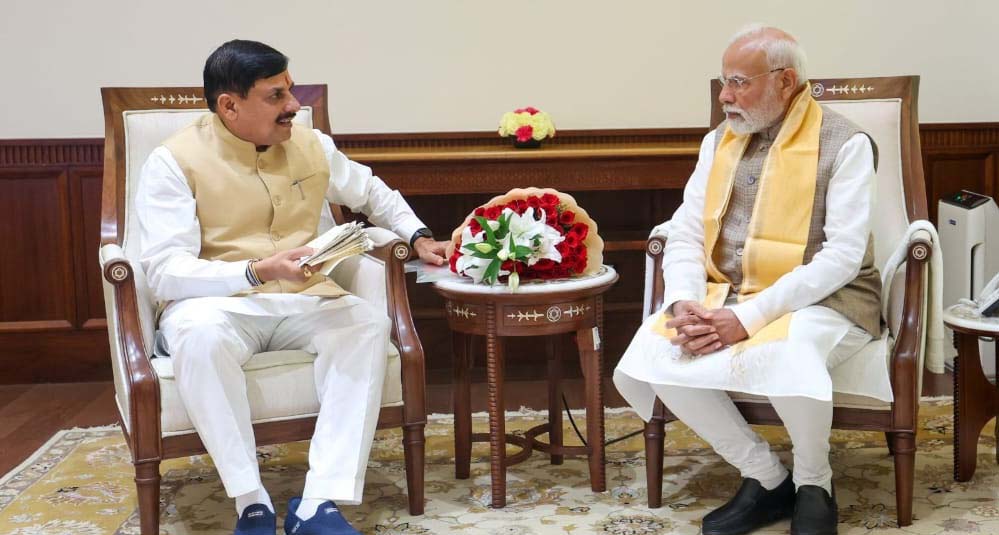 दिल्ली में पीएम से मिले सीएम मोहन, कार्यकाल की उपलब्धियां पेश कीं 1 31A 129