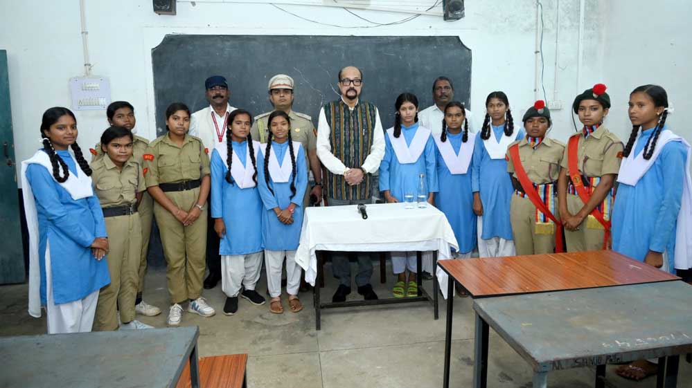 राज्यपाल रमेन डेका महासमुंद जिले के विकासखंड पिथौरा अंतर्गत ग्राम गोडबहल के शासकीय हायर सेकेंडरी स्कूल पहुंचे 1 5A 2