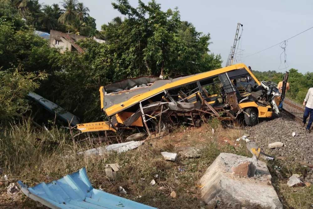 कडलूर जिले में एक दर्दनाक हादसे में एक ट्रेन ने स्कूल वैन को टक्कर मार दी जिसमें तीन बच्चों की जान चली गई और कई घायल 1 8A 23