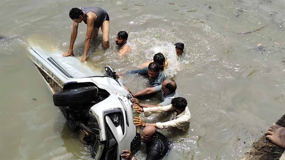 हाईवे पर दिल दहला देने वाला हादसा, नदी में गिरी कार; दो मृत, दो घायल इंदौर रेफर 1 kali1