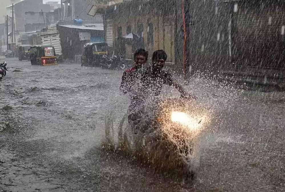 आज मप्र के 37 जिलों में भारी से अति भारी बारिश की चेतावनी, ग्वालियर में तेज़ बारिश शुरू 1 rain A 36 4 4