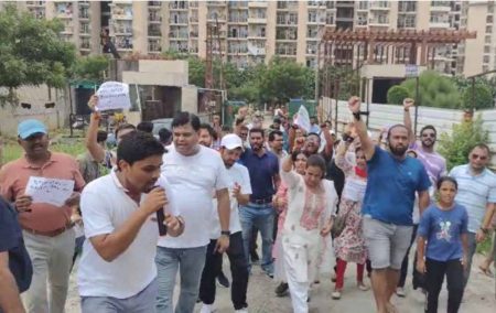 फ्लैट न मिलने से नाराज़ बायर्स का फूटा गुस्सा, बिल्डर और RERA के खिलाफ जोरदार प्रदर्शन