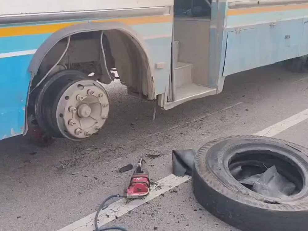 बड़ा हादसा टला, हरियाणा रोडवेज बस का टायर फटा, ड्राइवर की सूझबूझ से 80 यात्रियों की जान बची 1 road bus1