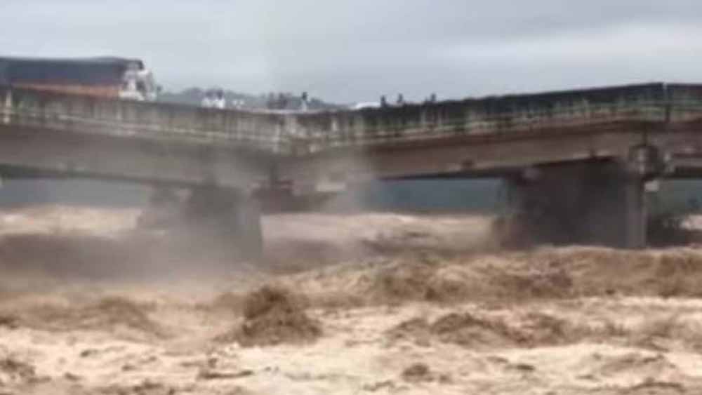 पठानकोट के कई हिस्सों में बाढ़, पठानकोट-जालंधर राष्ट्रीय राजमार्ग पर बना पुराना पुल चक्की नदी में बहा 1 1 1266