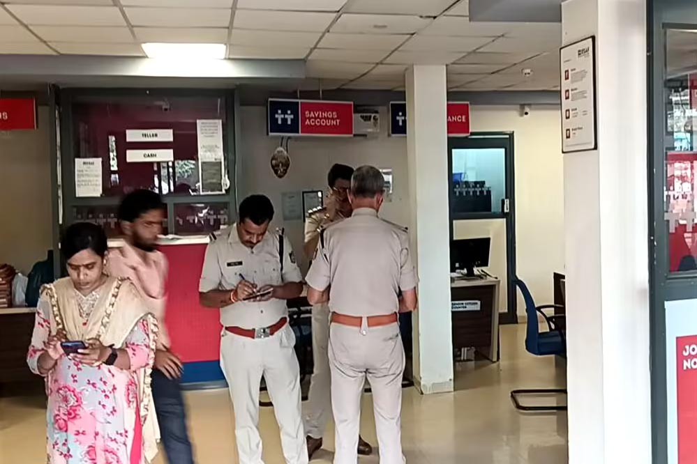 सिहोरा में सनसनीखेज वारदात, बैंक से बदमाश ले उड़े करोड़ों का सोना-नकदी 1 11A 151