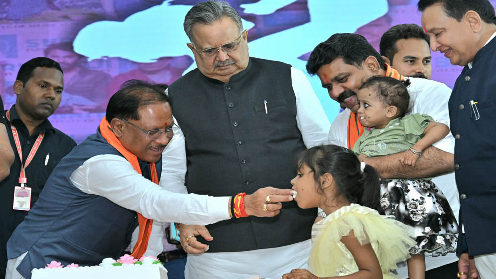 रायपुर में मुख्यमंत्री विष्णु देव साय को बस्तर के ‘गोंचा महापर्व’ का आमंत्रण, ‘तुपकी’ भेंट कर सम्मानित 1 13A 10