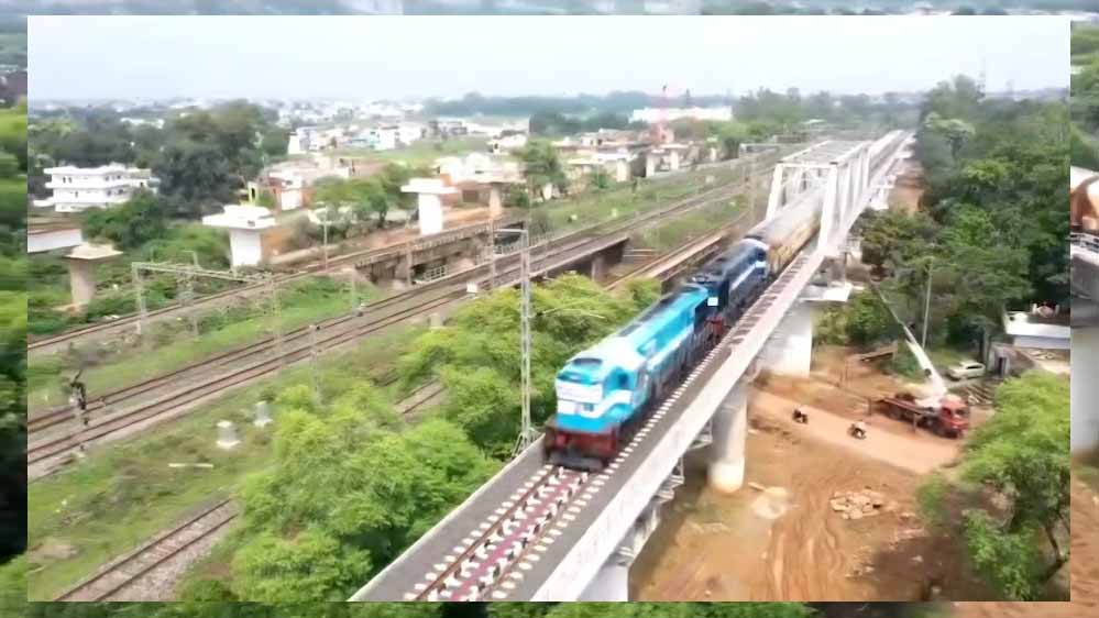 एशिया के सबसे बड़े रेल ब्रिज पर पहली बार स्पीड ट्रायल, कटनी में दौड़ी लंबी ट्रेन 1 14A 57