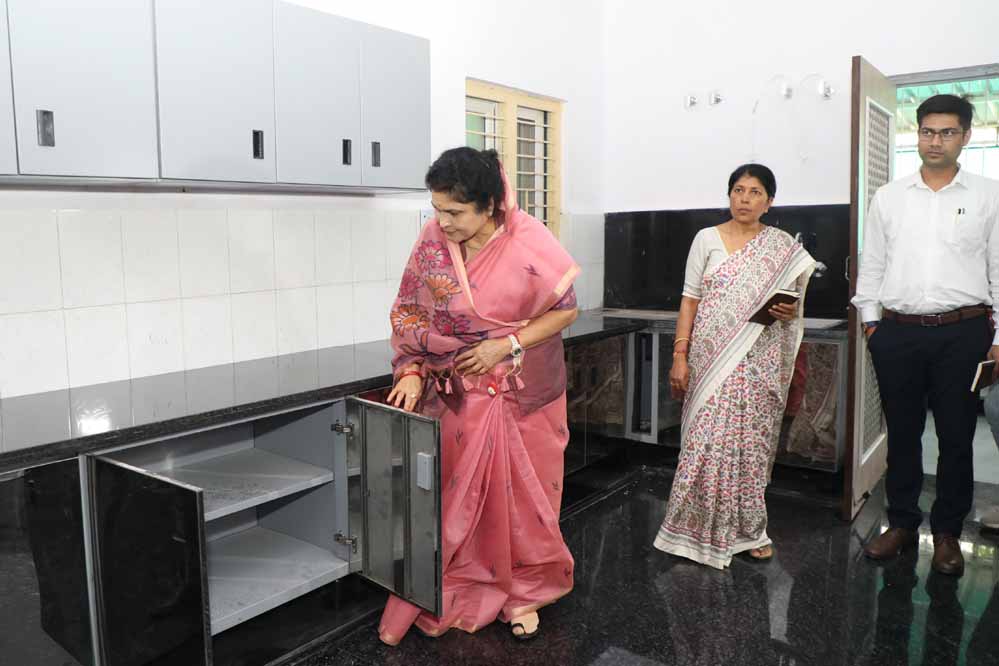 पिछड़ा वर्ग छात्रावासों का होगा आधुनिकीकरण, आधुनिक सुविधाओं से होंगे सुसज्जित – राज्यमंत्री श्रीमती गौर 1 18A 175