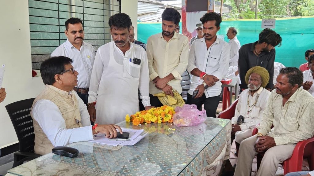 विधायक की जनसुनवाई में पहुचे ग्राम उमरधड़ के ग्रामीण नयापुरा में कीचड़ से मुक्ति के लिये मुरमिकरण कराने की विधायक से की मांग