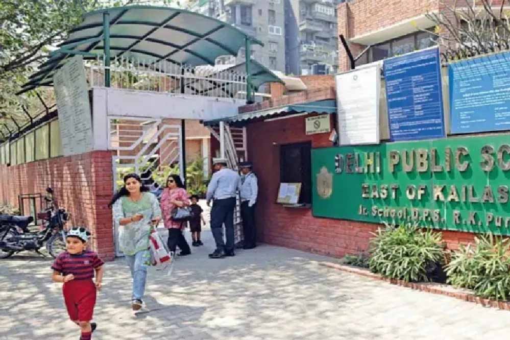 दिल्ली में स्कूल सुरक्षा संकट, 50 स्कूलों को धमकी मिलने पर टीम ने जांच शुरू की 1 20A 45