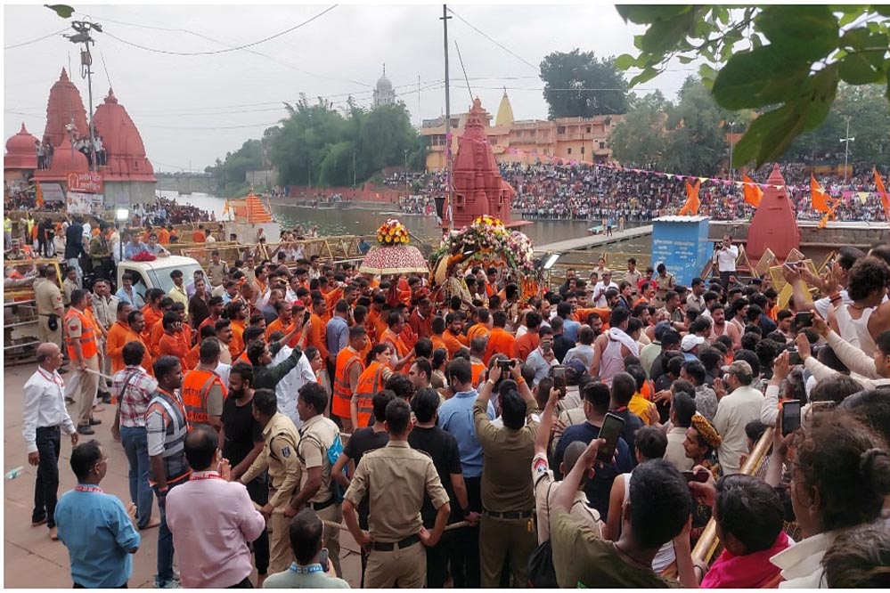 महाकाल की सवारी में उमड़े भक्त, रामघाट पर विशेष पूजन 1 4A 169