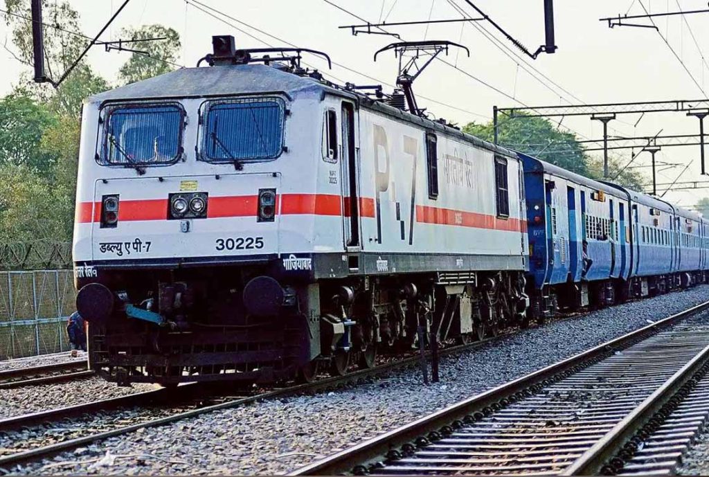 रायपुर स्टेशन से शुरू हुई चंडीगढ़ ट्रेन, अनोखे टाइमिंग ने लोगों को किया हैरान